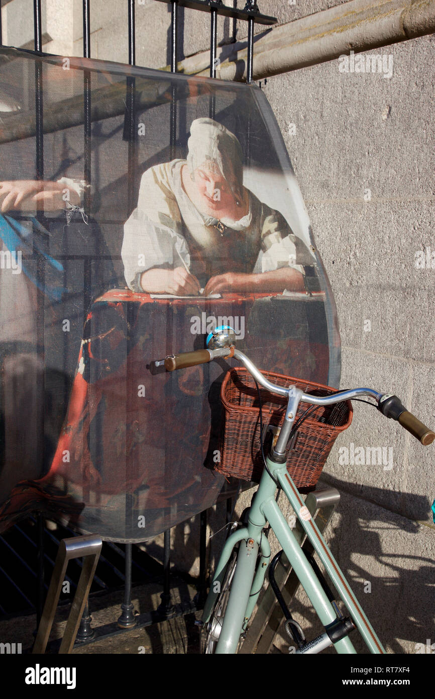 Bicicleta estacionada en la Galería Nacional de Irlanda, Dublín. Foto de stock