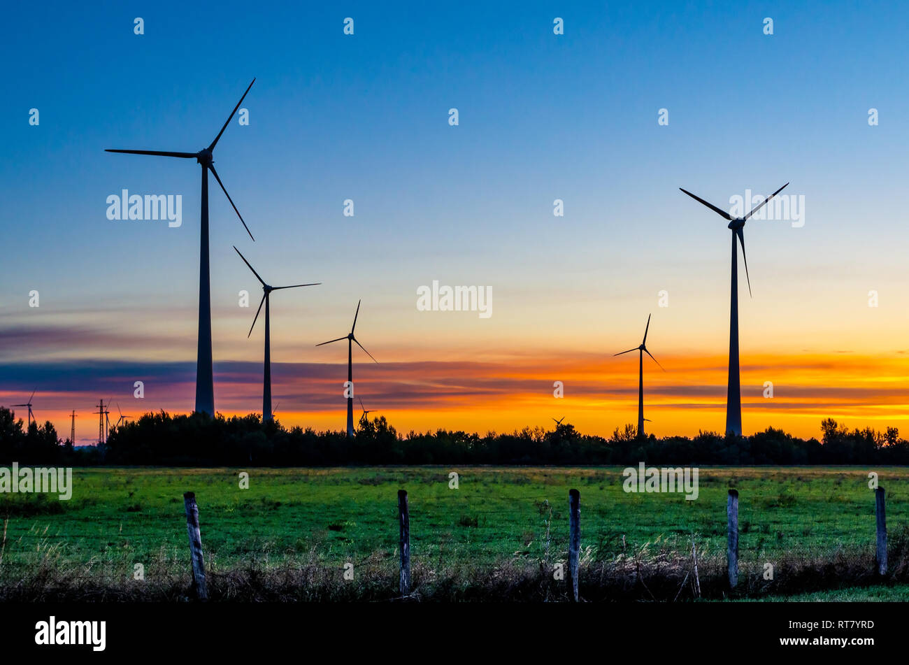 Energía renovable con turbinas de viento Foto de stock