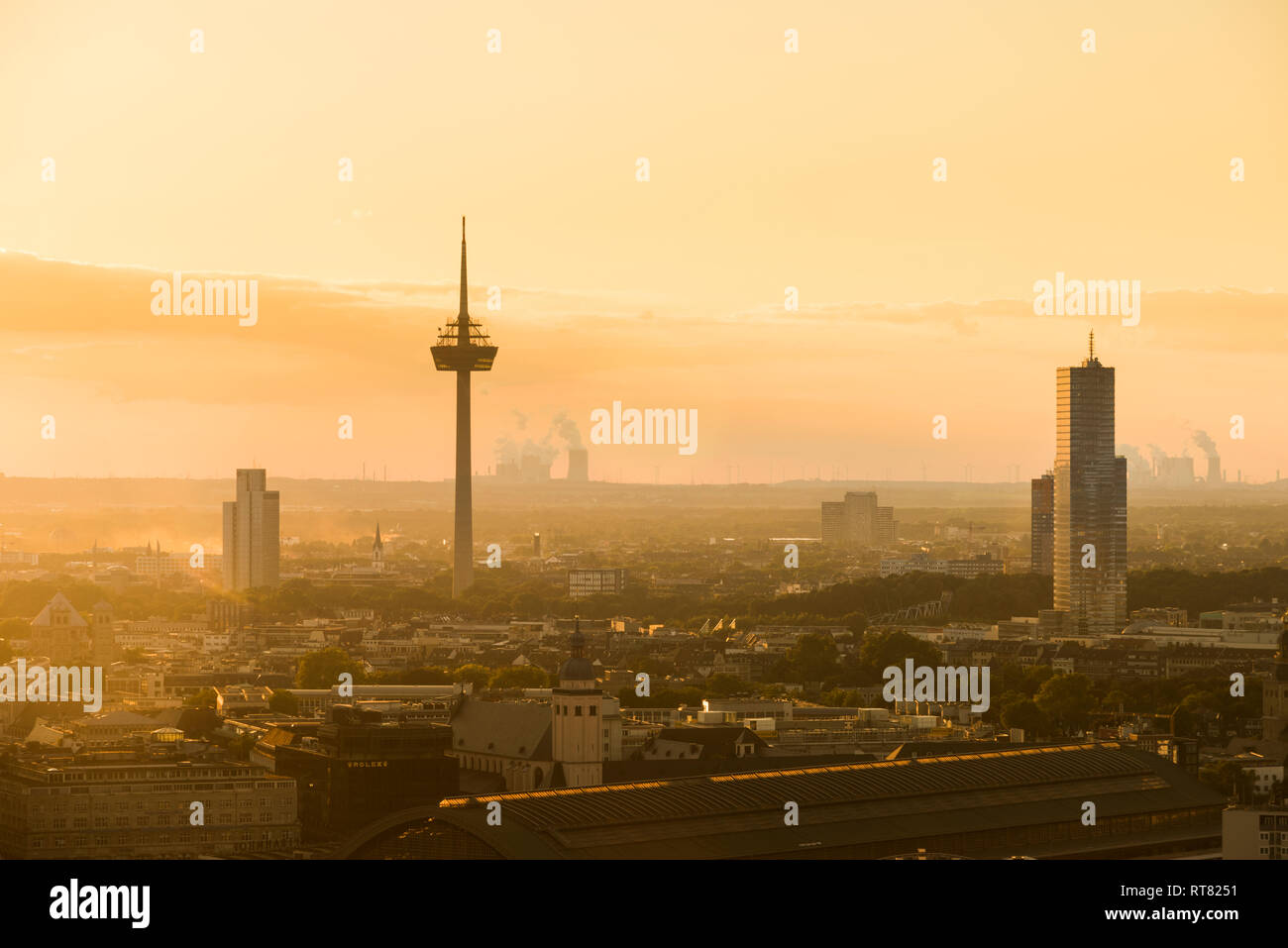 Alemania, Colonia, silueta de Uni-Center, torre de televisión y Torre de Colonia al amanecer Foto de stock