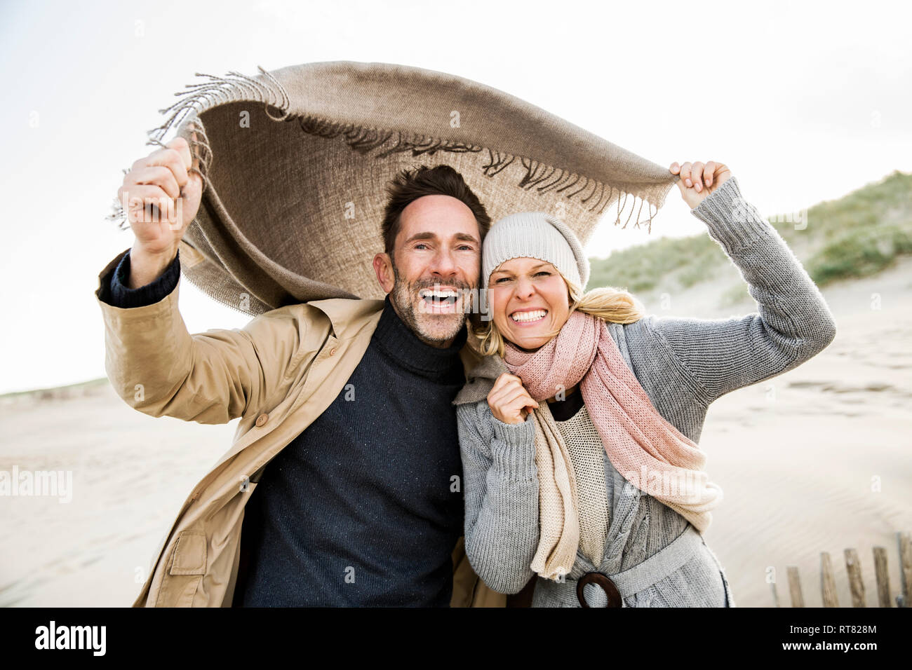 Retrato de pareja feliz en la playa Foto de stock