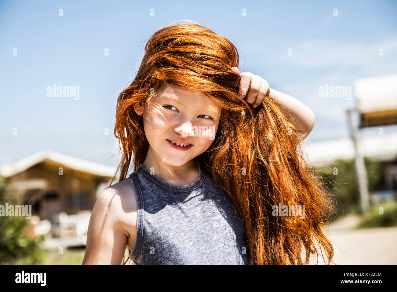 Retrato de una niña con largo pelo rojo Foto de stock