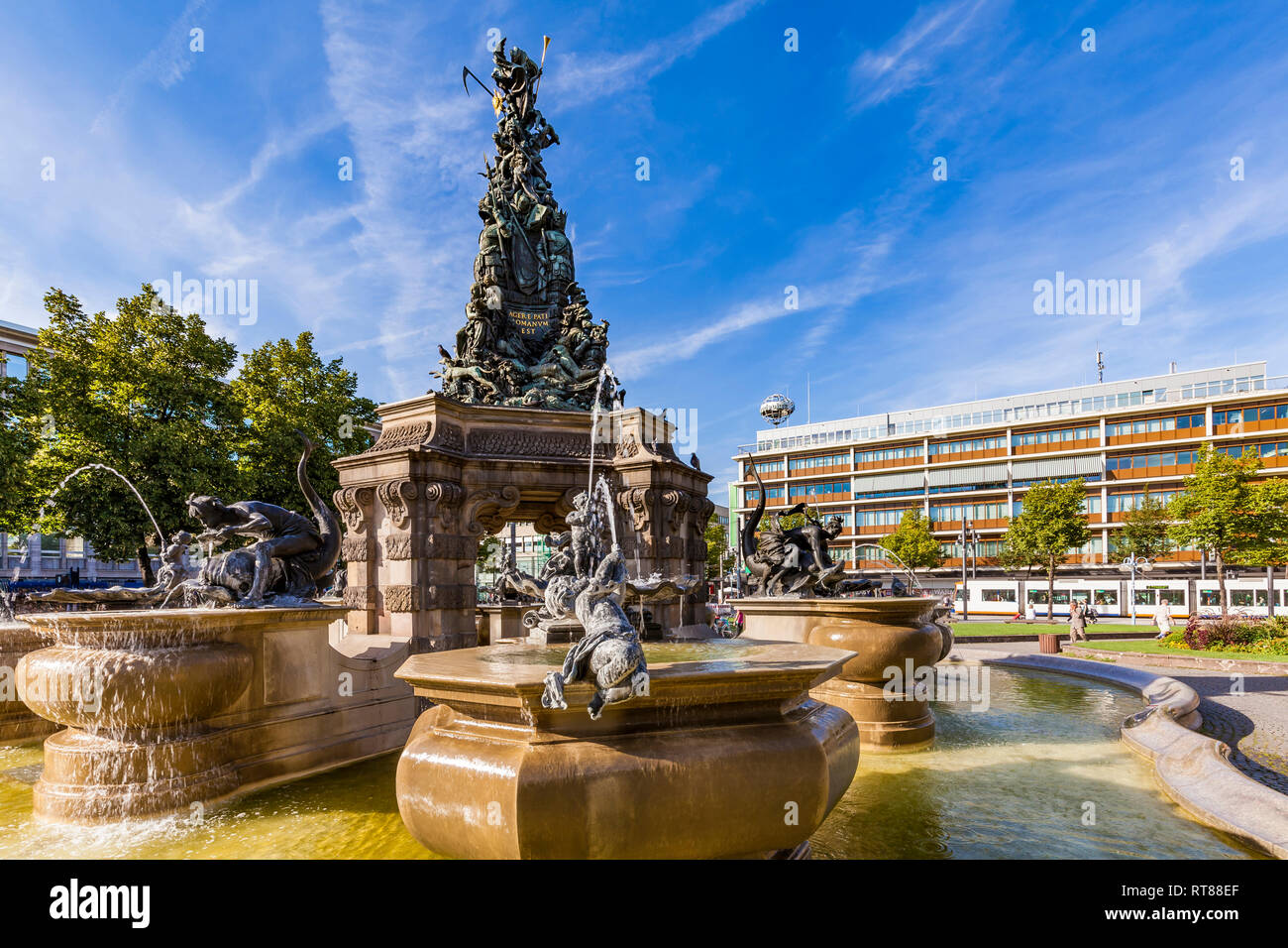 Alemania, Mannheim, fuente con Grupello Pirámide en Paradeplatz Foto de stock