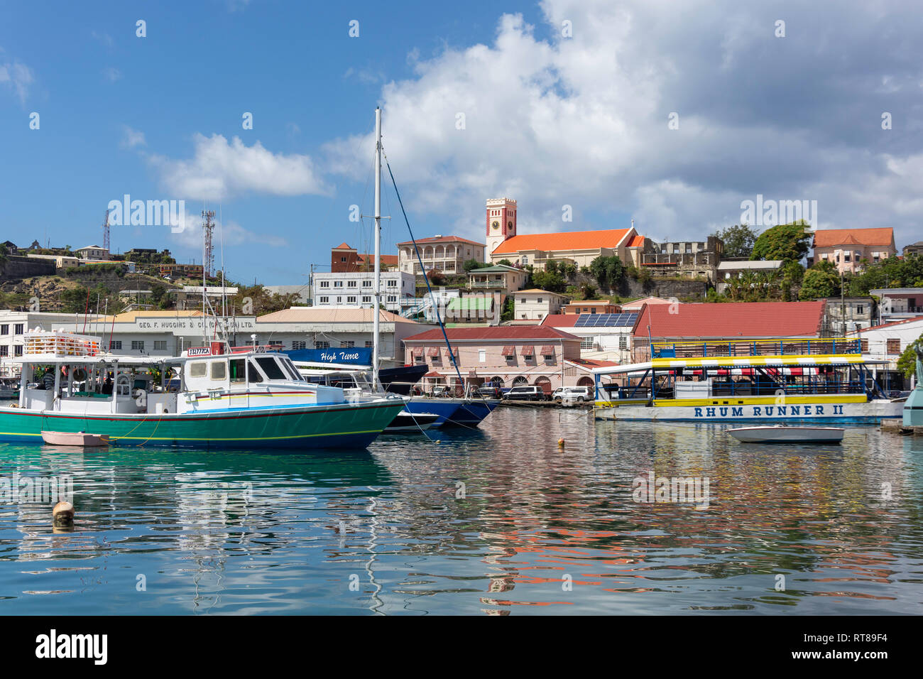 Los barcos de pesca en el puerto Carenage, St.George's, Granada, Antillas, Caribe Foto de stock