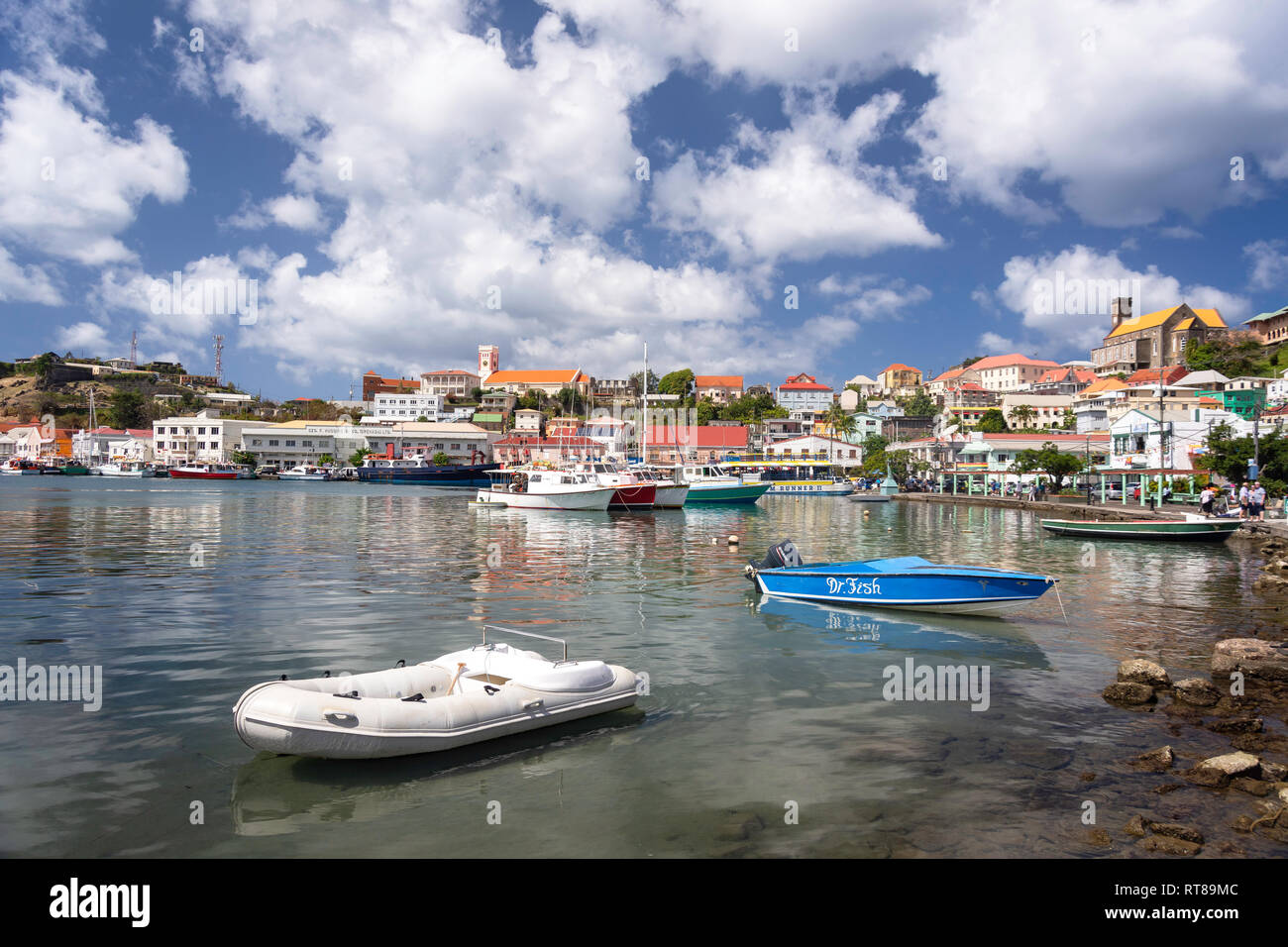 Los barcos de pesca en el puerto Carenage, St.George, Granada, Antillas, Caribe Foto de stock