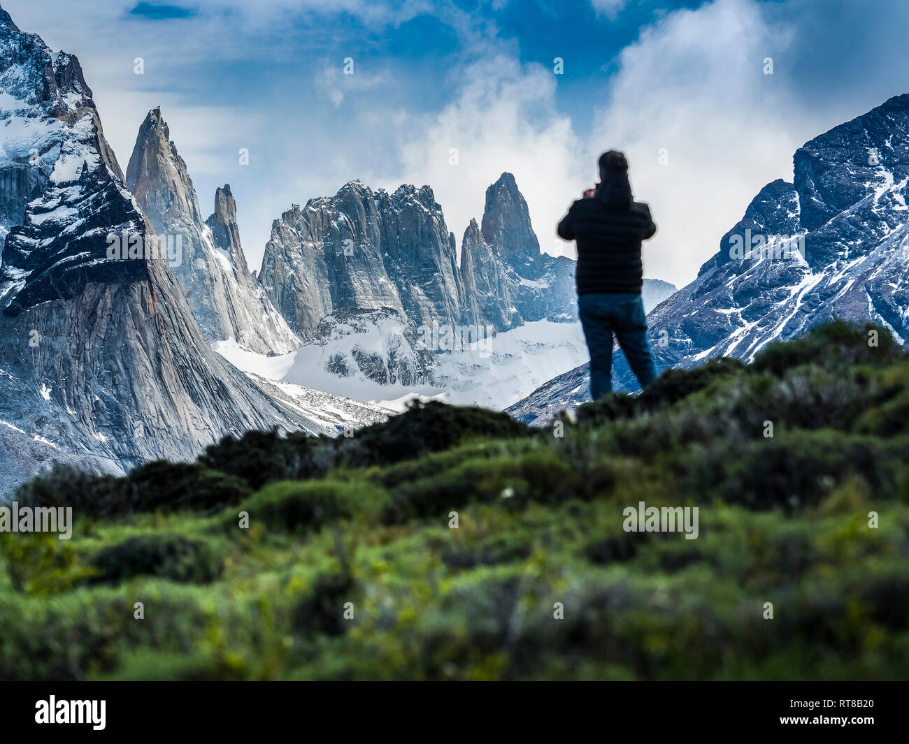 Chile, Patagonia, Parque Nacional Torres del Paine, el Cerro Paine Grande y los Cuernos del Paine, turista fotografiando, vista trasera Foto de stock