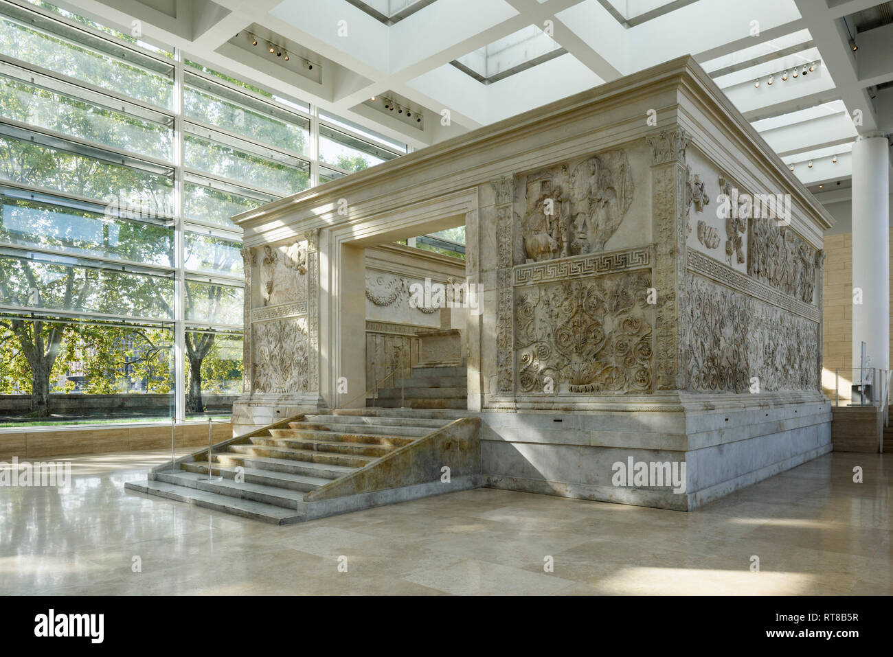 Roma. Italia. El Ara Pacis Augustae, Museo de Ara Pacis. Originalmente encargado por el senado romano en el 13 a.c. en honor del emperador Augusto" volver después Foto de stock