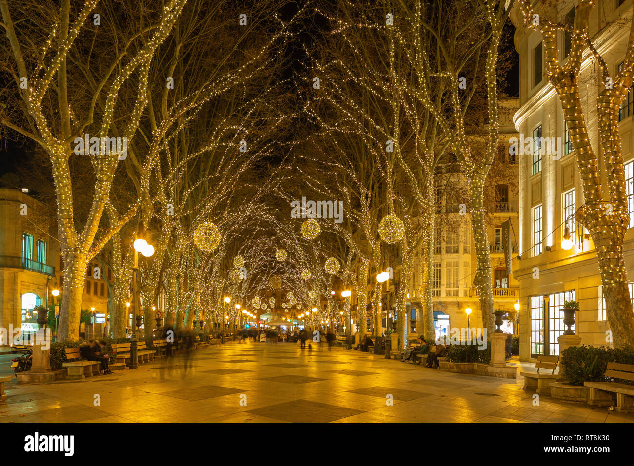 Palma de Mallroca - la decoración de Navidad en las calles de la ciudad vieja. Foto de stock