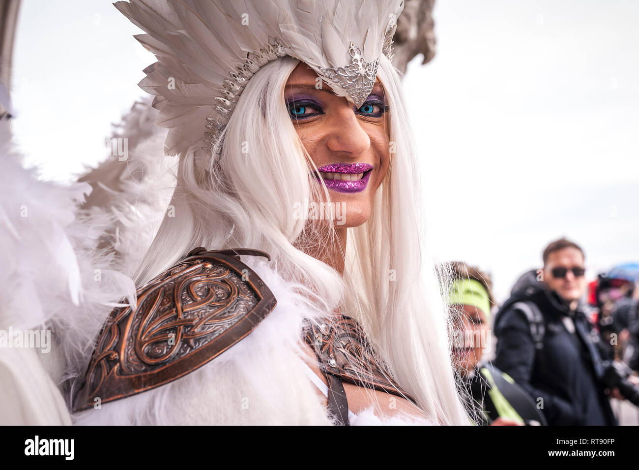 Disfraz de carnaval blanco azul fotografías e imágenes de alta resolución -  Alamy