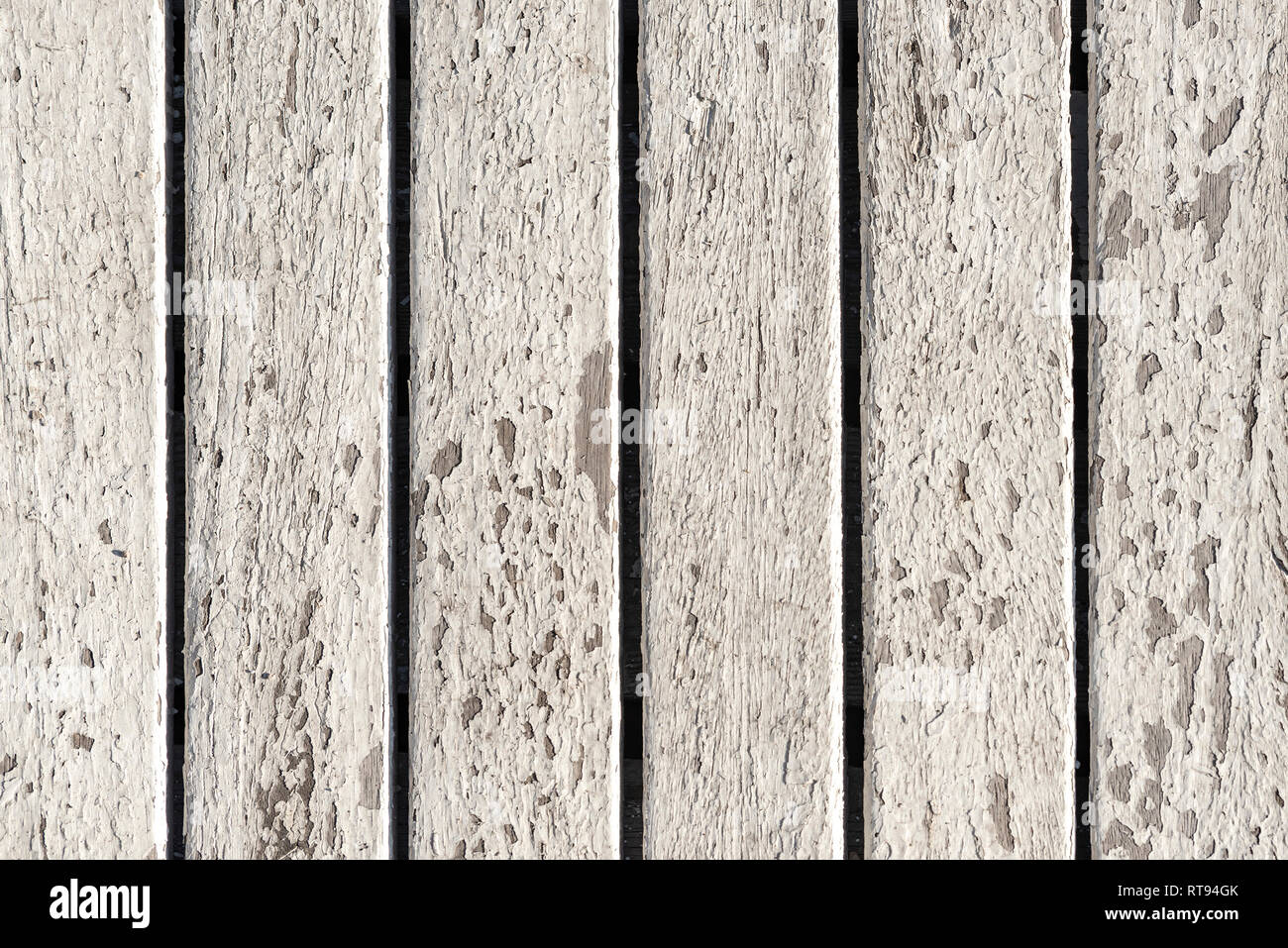 Pintura pelada blanca Textura de madera fondo de líneas verticales Foto de stock