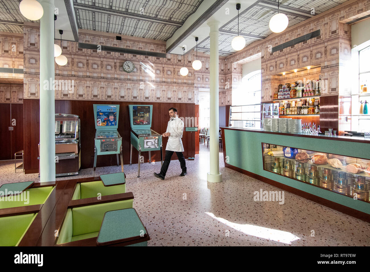 Retro-mirando interiores y muebles en tonos pastel de formica Bar Luce, Wes Anderson-bar y cafetería inspirada en la Fondazione Prada distrito de Milan, Italia. Foto de stock
