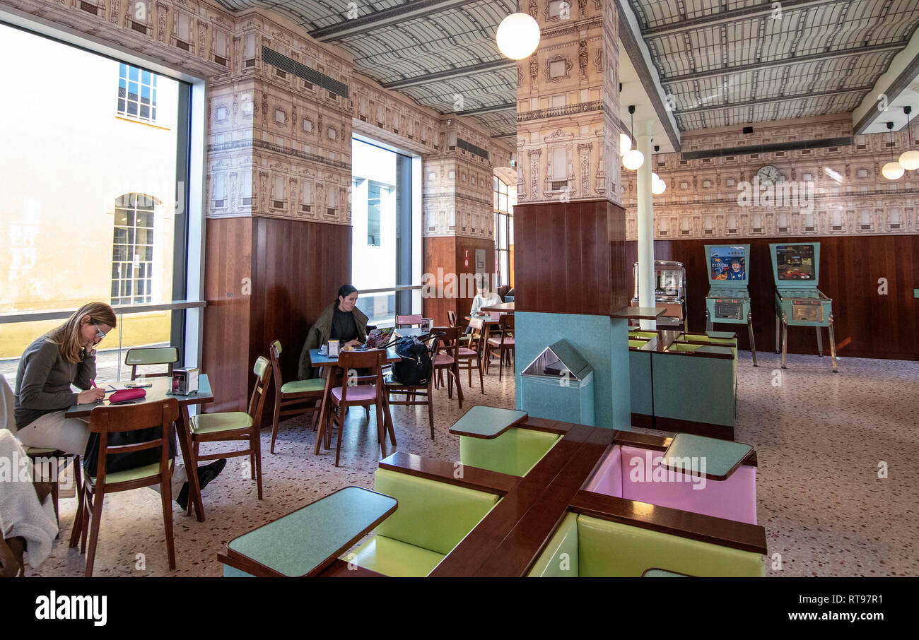 Retro-mirando interiores y muebles en tonos pastel de formica Bar Luce, Wes Anderson-bar y cafetería inspirada en la Fondazione Prada distrito de Milan, Italia. Foto de stock