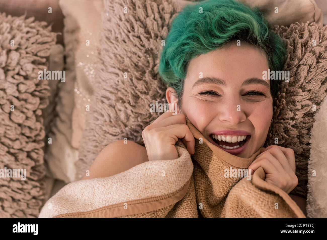 Mujer de pelo verde agradable con buen humor en la mañana Foto de stock