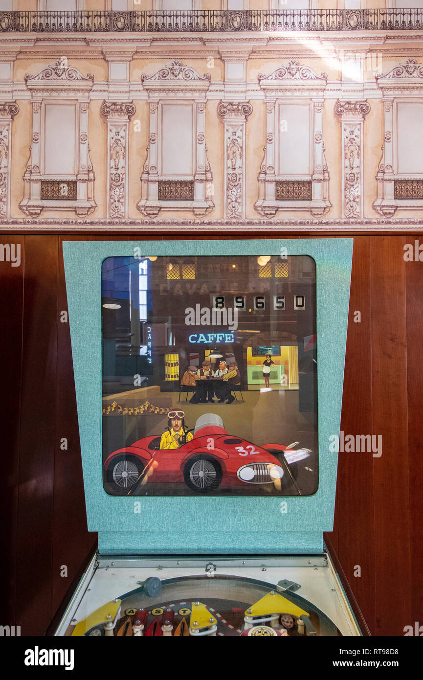 Detalle de una máquina de pinball personalizados y papel pintado retro en el Bar Luce, Wes Anderson-bar y cafetería inspirada en la Fondazione Prada de Milán, distrito Foto de stock