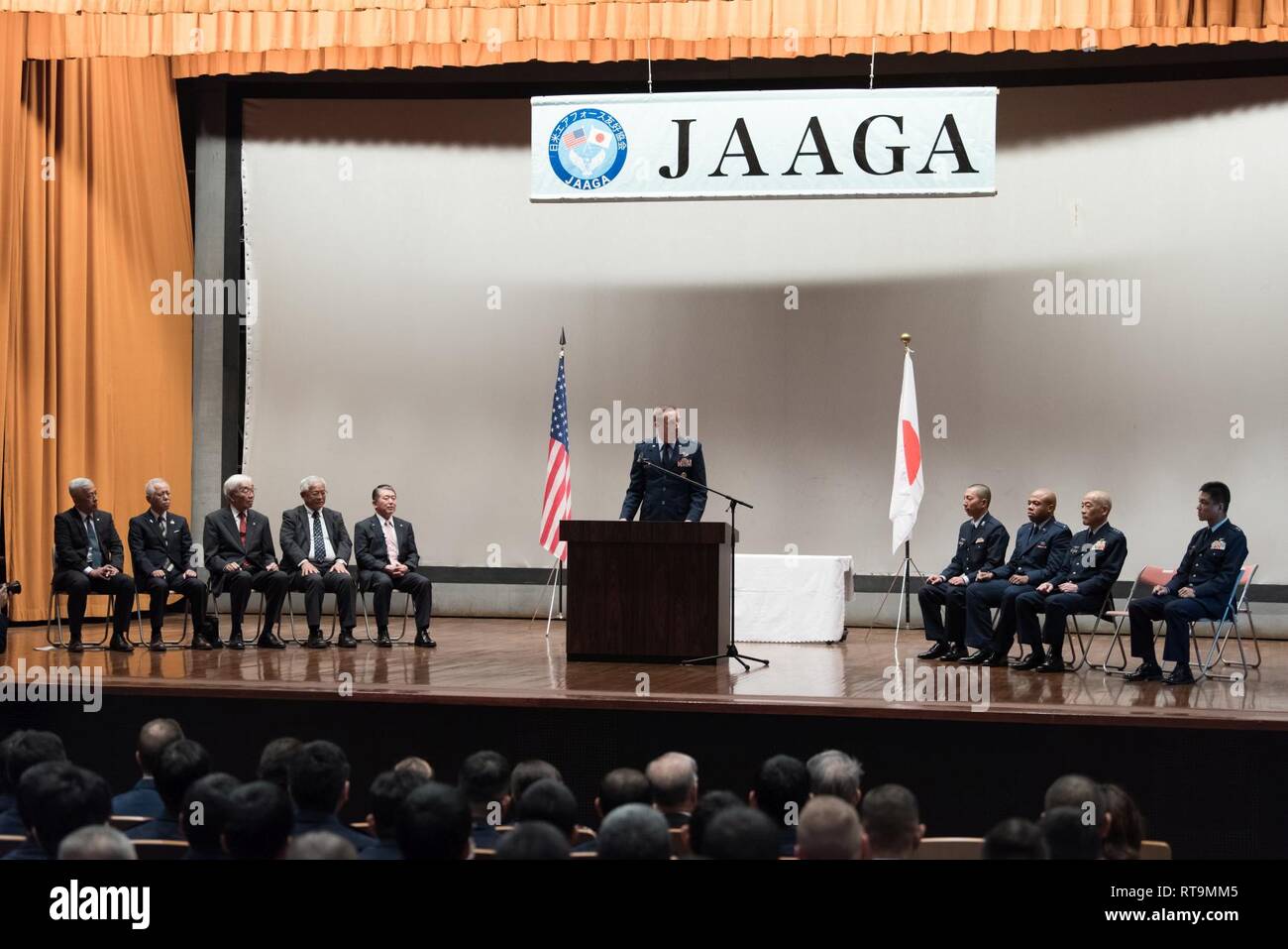 La Fuerza Aérea de los EE.UU Brig. Gen. caso Cunningham, 18th Wing commander, reconoce los logros de la Asociación de buena voluntad la Fuerza Aérea Japan-America premiados y la importancia de la asociación durante un discurso en la ceremonia de entrega de premios 2018 JAAGA El 31 de enero de 2019, en la Base Aérea de Naha, Japón. La alianza entre Japón y Estados Unidos es la base no sólo para la paz y la seguridad de Japón, sino también para los de la región de Asia y el Pacífico. Japón y los Estados Unidos en la cooperación basada en la Alianza desempeña un papel significativo en el trabajo en el mundo de los problemas de seguridad. Foto de stock