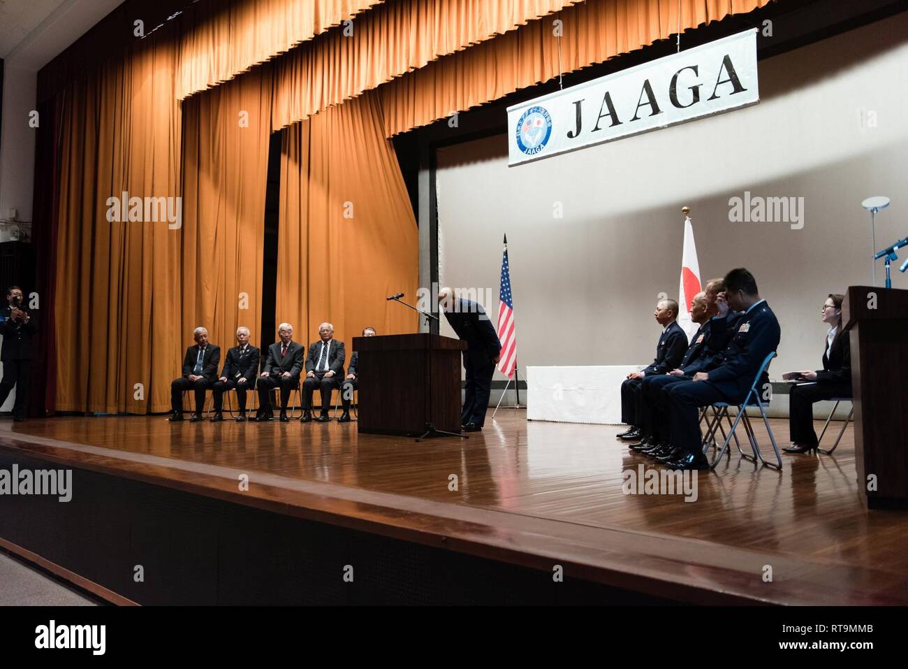 La Fuerza Aérea de los EE.UU. 1er teniente Antoinio Arnold, Jefe de Escuadrón de Apoyo de operación 18 de intel dispuestos, arcos después de pronunciar un discurso en Japonés durante el 2018 JAAGA Ceremonia de entrega de premios el 31 de enero de 2019, en la Base Aérea de Naha, Japón. Arnold fue reconocido por su extraordinaria pericia en una conferencia de defensa de Japón y Estados Unidos, el Grupo Bilateral oficial de liderazgo y la competencia en inglés Koku-Jieitai. Foto de stock