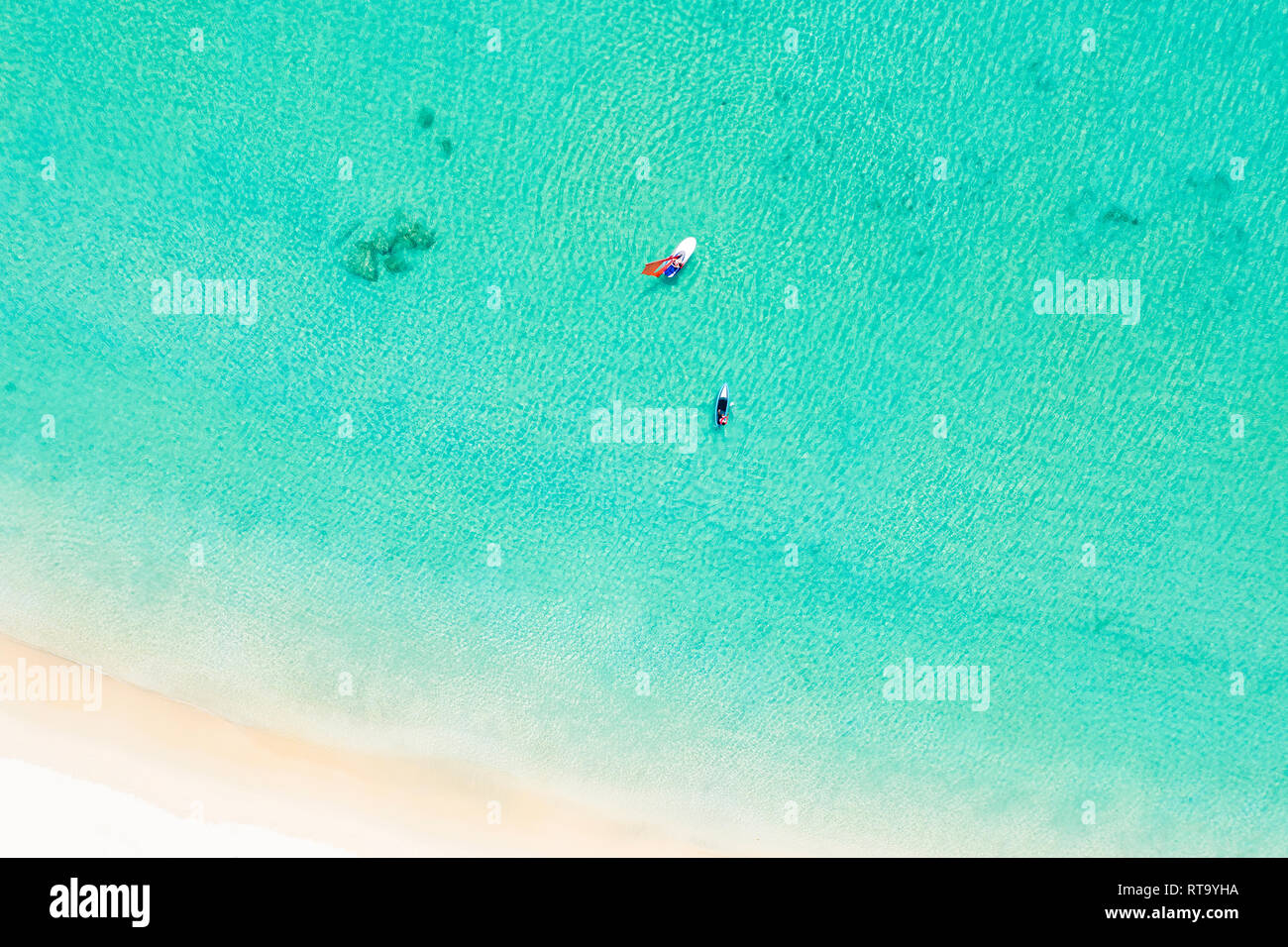 Vista desde arriba, la impresionante vista aérea de algún turista haciendo windsurf y Stand up paddle board en un claro y hermoso mar turquesa, isla de Phi Phi Foto de stock