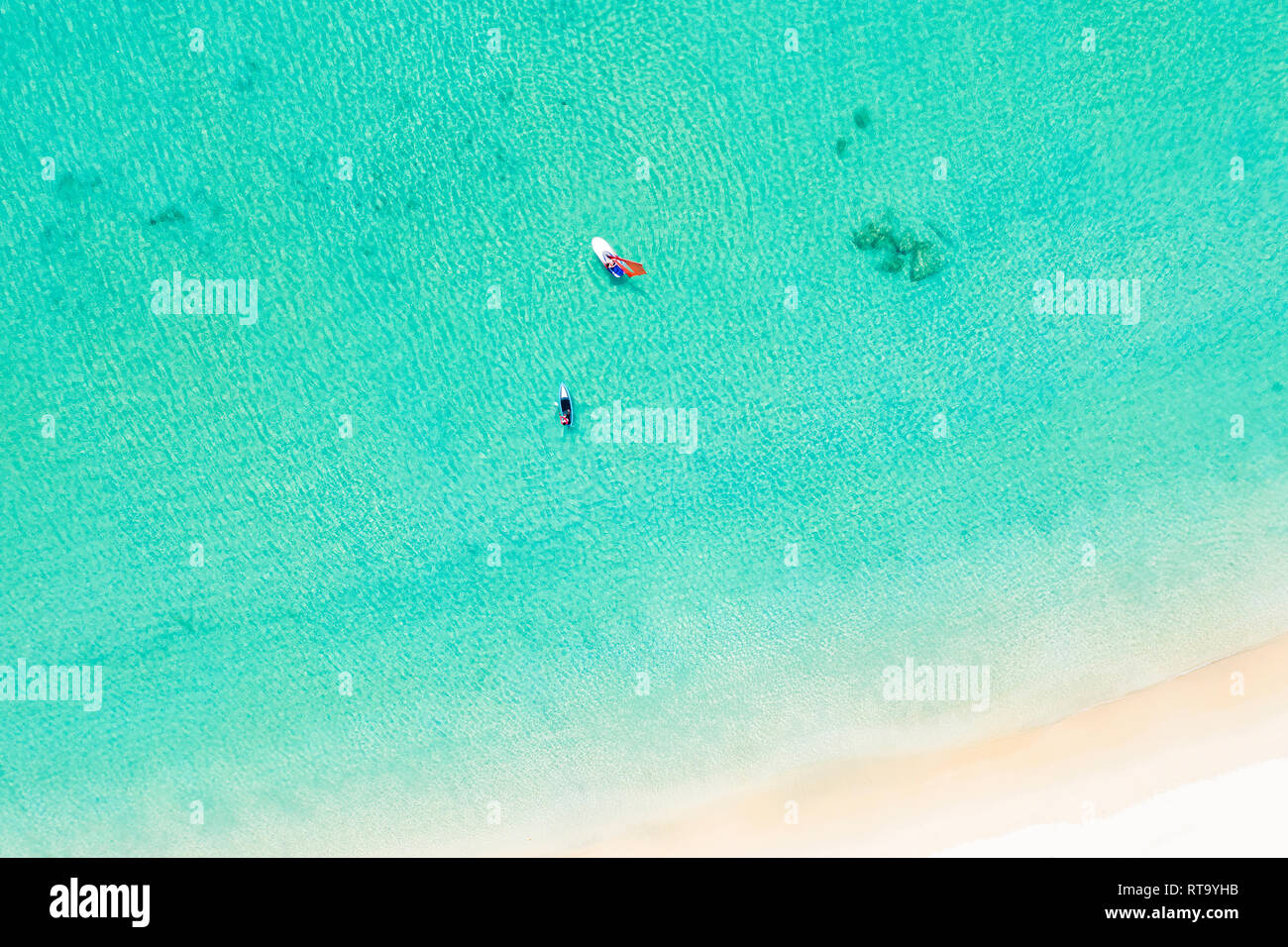 Vista desde arriba, la impresionante vista aérea de algún turista haciendo windsurf y Stand up paddle board en un claro y hermoso mar turquesa, isla de Phi Phi Foto de stock