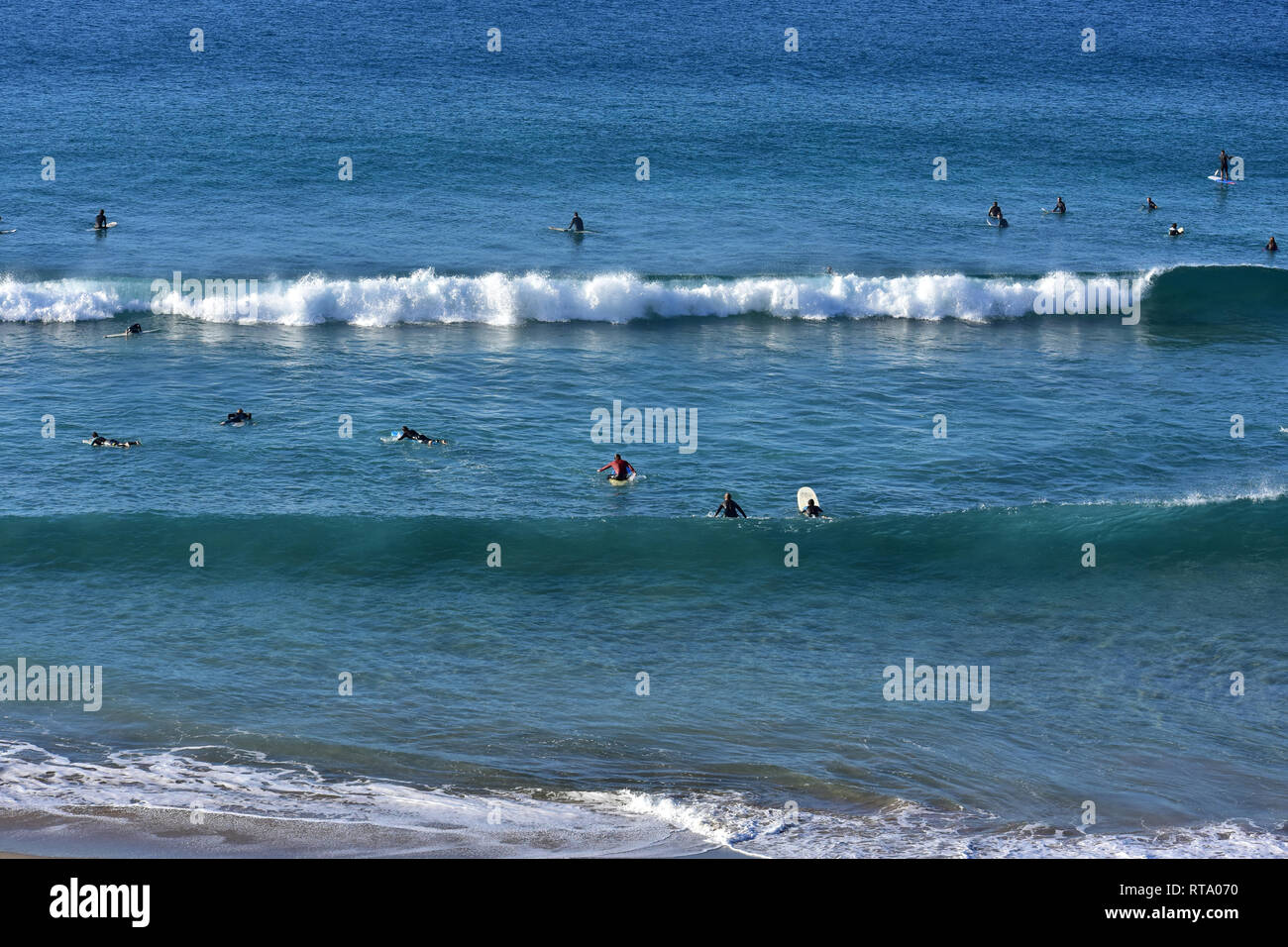 Los surfistas en el Cotillo en Fuerteventura Islas Canarias en España Foto de stock