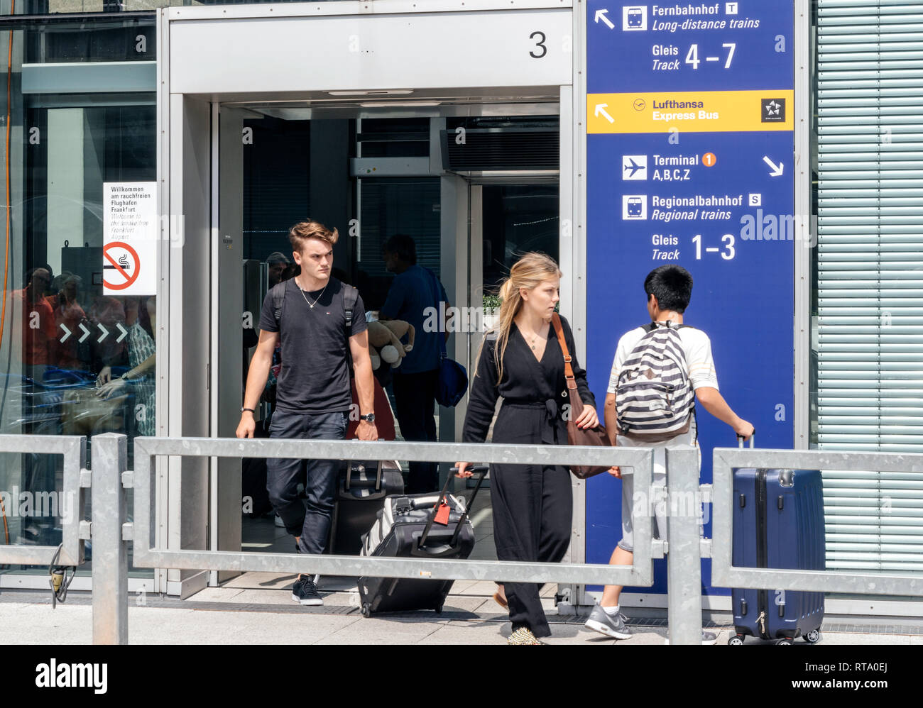 FRANKFURT, Alemania - el Aug 1, 2017: el joven macho y hembra los pasajeros con su equipaje en el aeropuerto de Frankfurt Aeropuerto de Frankfurt estación de trenes de larga distancia Foto de stock