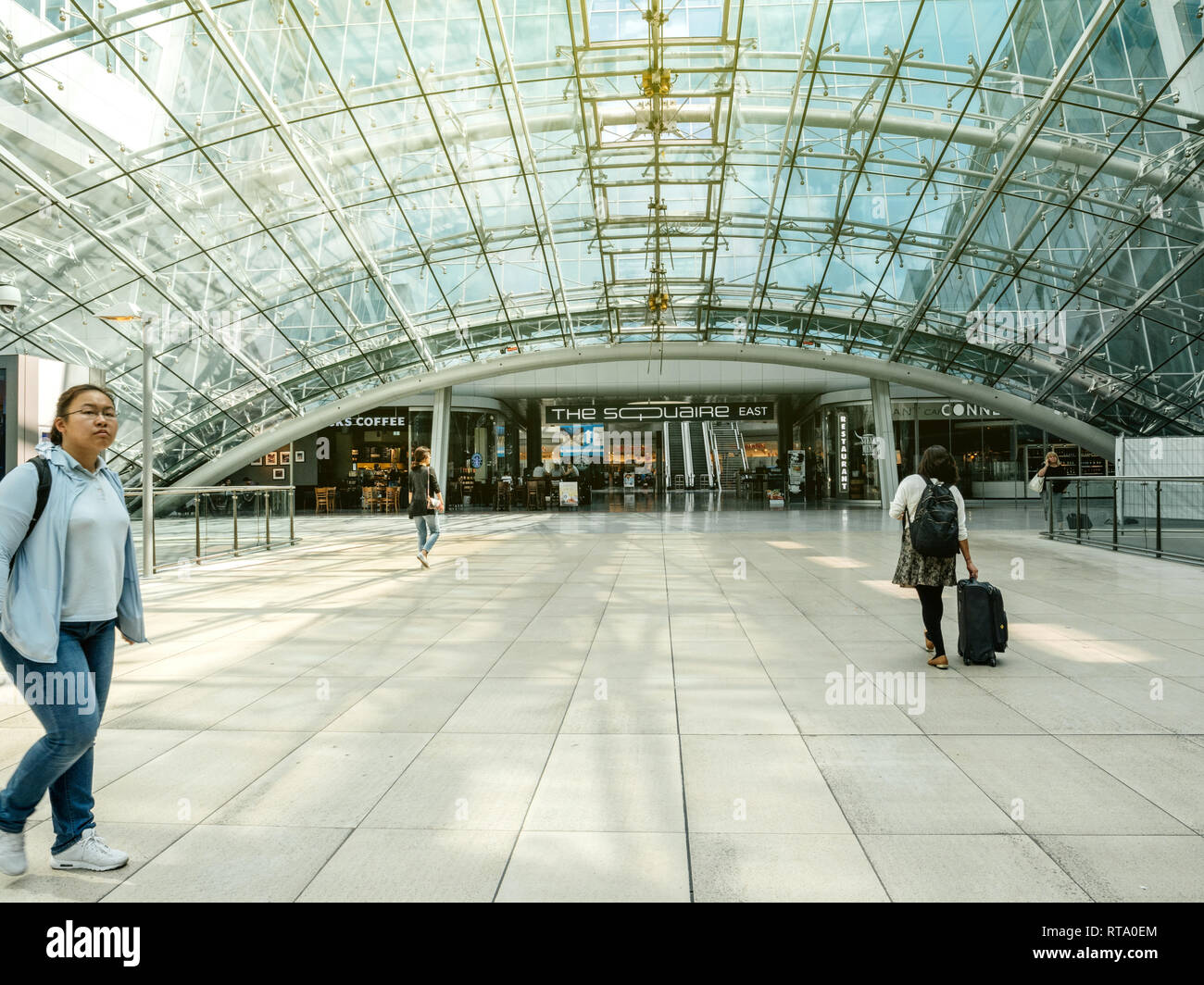FRANKFURT, Alemania - el Aug 1, 2017: la entrada al edificio de oficinas Squaire visto desde el hall del aeropuerto de Frankfurt estación de trenes de larga distancia Foto de stock