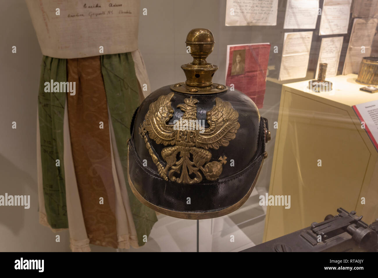 Un alemán Pickelhaube casco de la Primera Guerra Mundial, el museo del castillo de York, York, Yorkshire, Reino Unido. Foto de stock