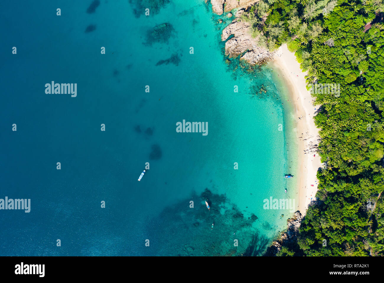 Vista desde arriba, la vista aérea de una hermosa playa tropical de arena blanca y aguas turquesas, Banana Beach, Phuket, Tailandia. Foto de stock