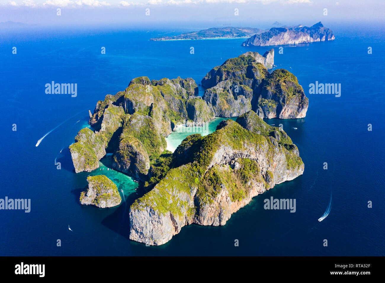 Vista desde arriba, la impresionante vista aérea de Koh Phi Phi Leh con la hermosa playa de la bahía Maya bañada por un agua clara y turquesa. Foto de stock