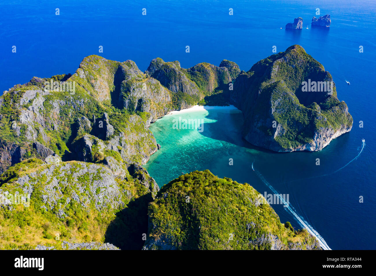 Vista desde arriba, la impresionante vista aérea de Koh Phi Phi Leh con la hermosa playa de la bahía Maya bañada por un agua clara y turquesa. Foto de stock