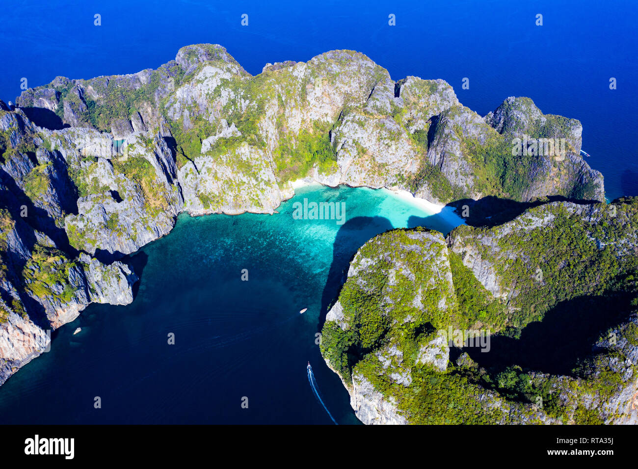 Vista desde arriba, la impresionante vista aérea de Koh Phi Phi Leh con la hermosa playa de la bahía Maya bañada por un agua clara y turquesa. Foto de stock