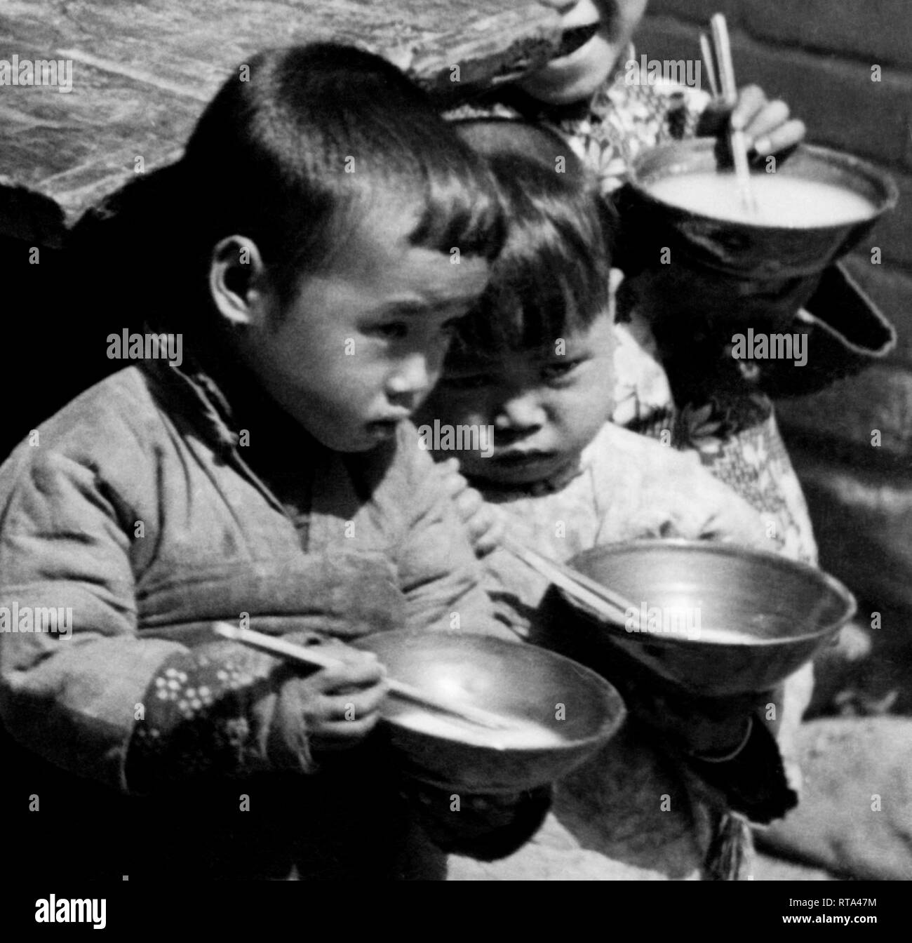 Los niños chinos en el refectorio de una misión italiana, china, Asia, 1930-40 Foto de stock