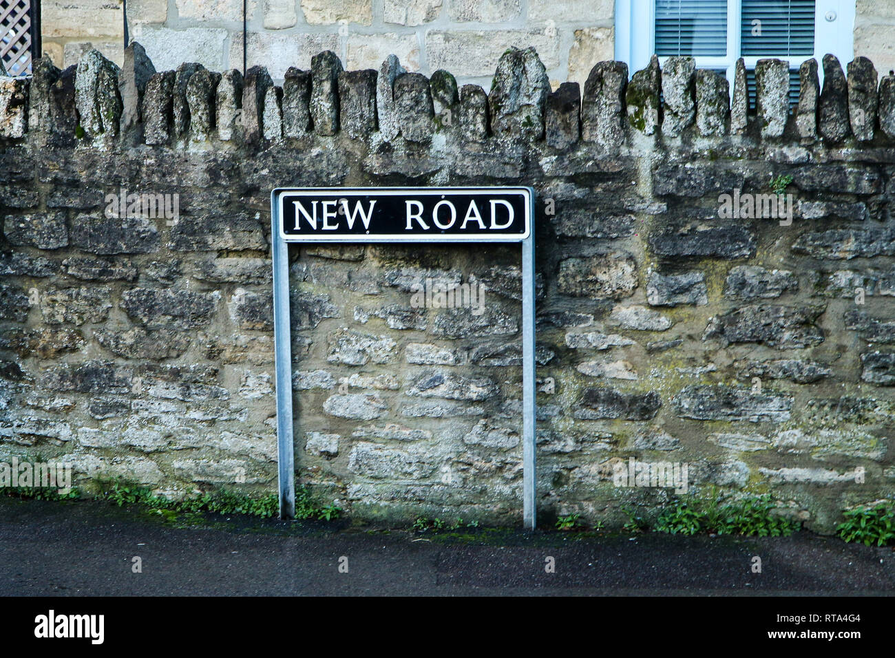 La señal de camino tradicional británico, el cartel con el nombre de la calle. Foto de stock