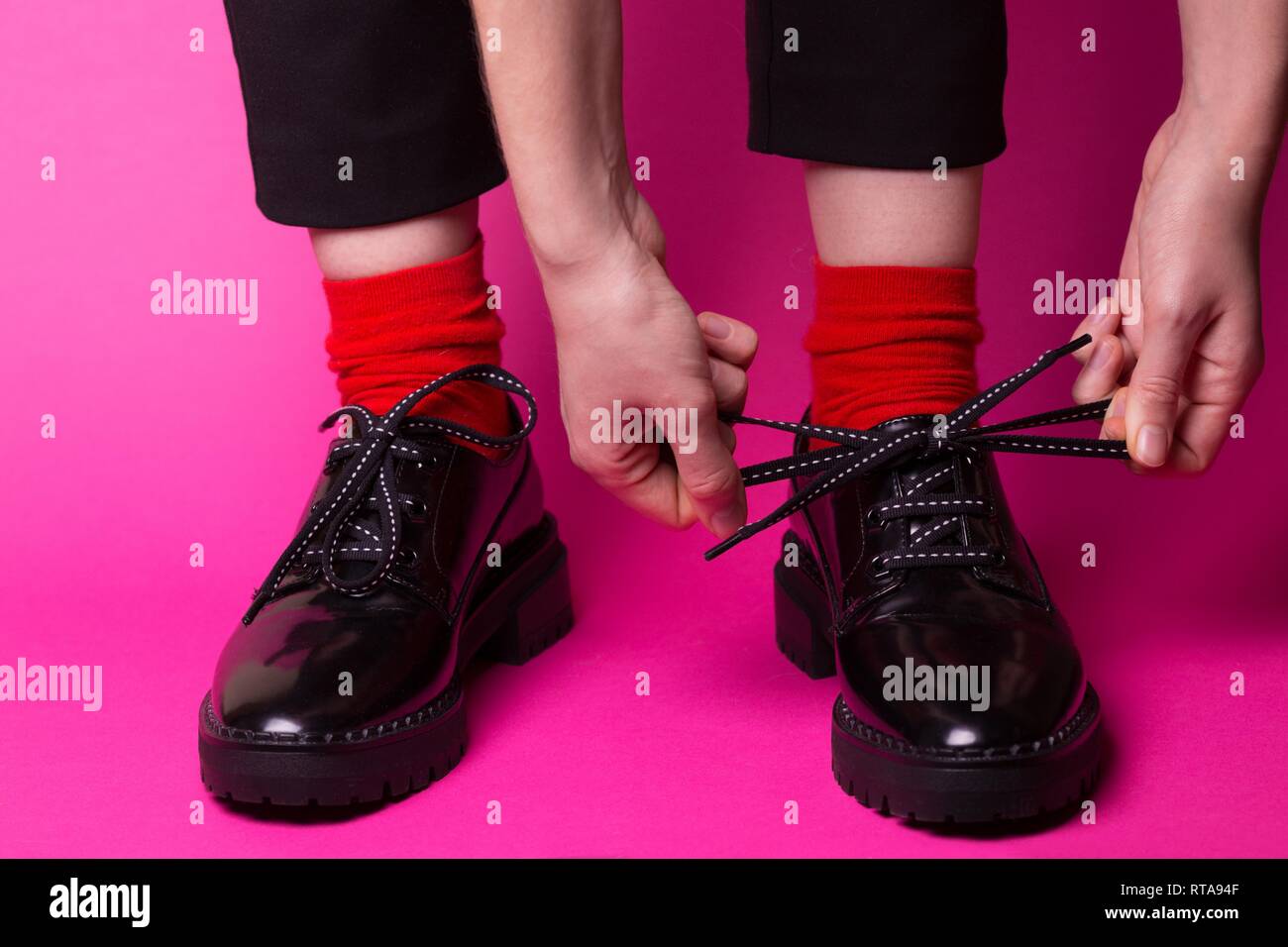 Zapatos de mujer de moda aislados sobre fondo rosa. vista desde arriba.  zapato para mujer. elegante zapato clásico de piel para mujer. zapatos de  mujer de tacón alto sobre fondo rojo.