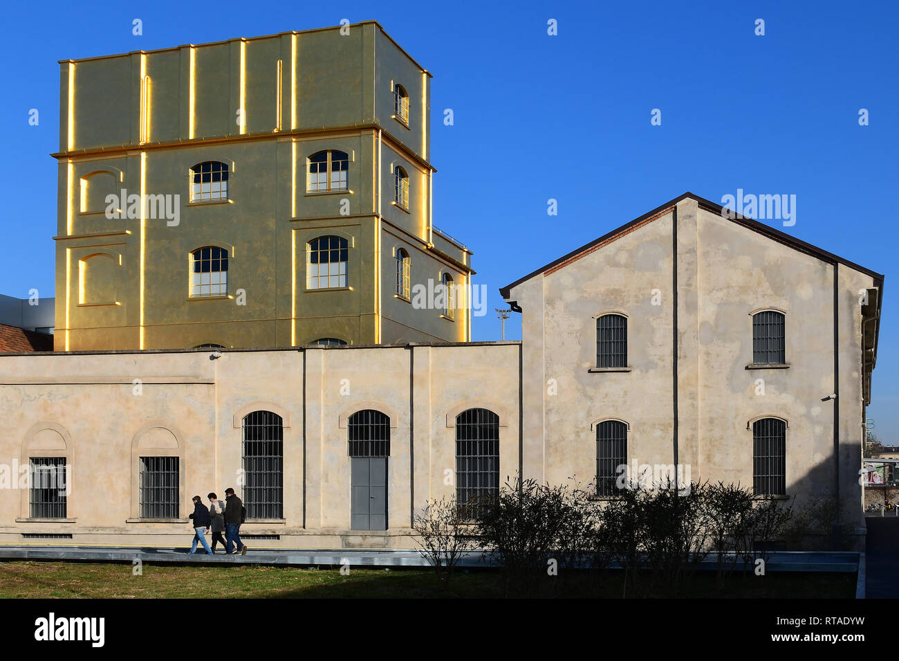 La Fondazione Prada complejo visto desde el nuevo Adriano Olivetti square, en el distrito de simbiosis. A la izquierda, el golden Haunted House puede verse Foto de stock