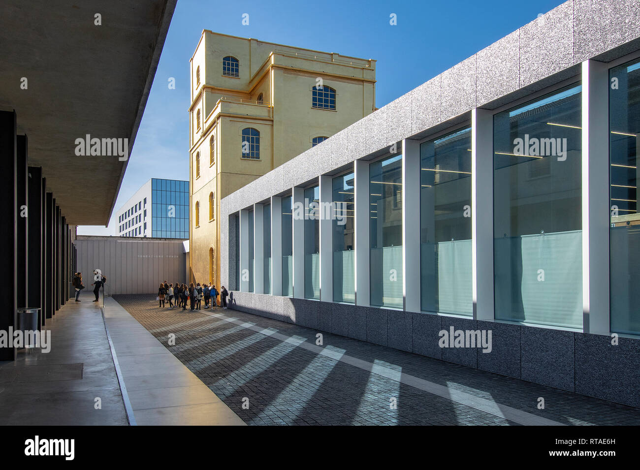 El edificio dorado de la denominada casa embrujada, Fondazione Prada, exterior, Milan, Italia. Foto de stock
