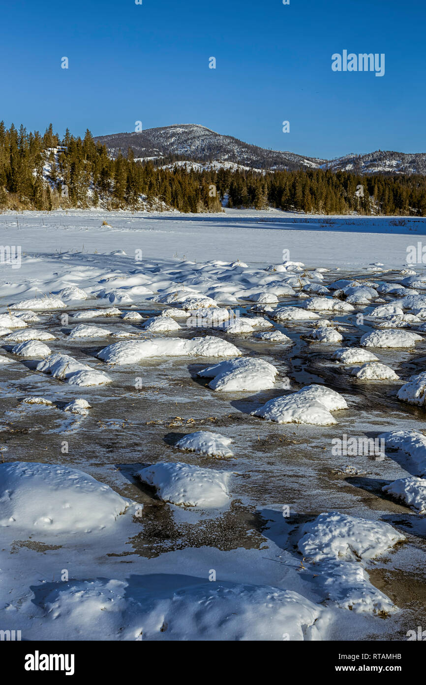 Una foto de un paisaje escénico fría de invierno en un día claro en Hauser, Idaho. Foto de stock