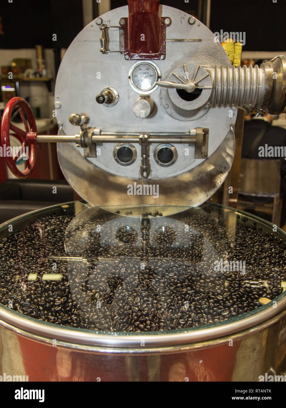 Café Industrial Maquinaria para moler los granos de café tostado Fotografía  de stock - Alamy