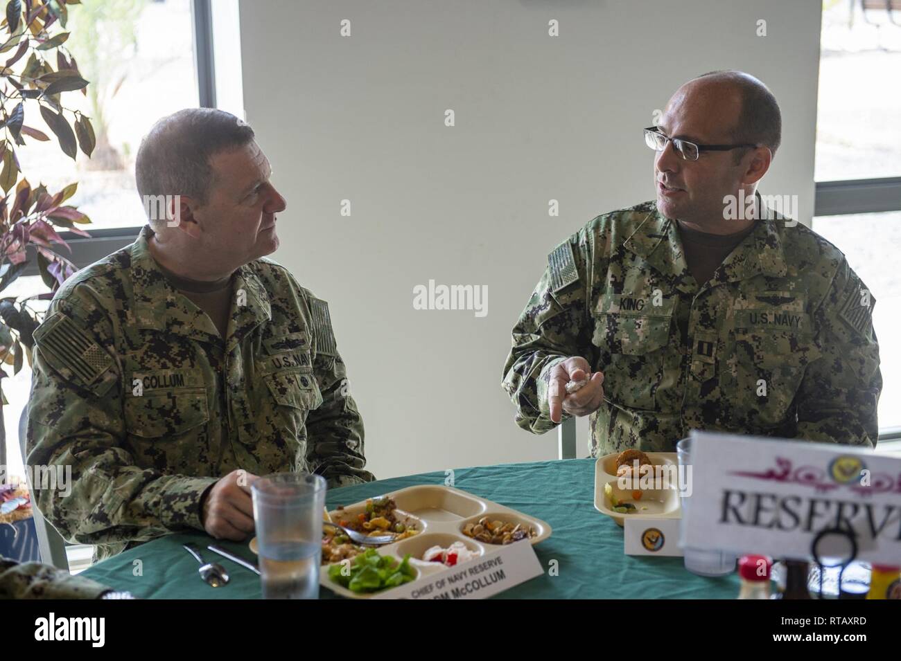 CAMP LEMONNIER, Djibouti - desplegadas marinos e infantes de Marina de  EE.UU. asignados a Camp Lemonnier y Combined Joint Task Force-Horn de  África, comer con el Subsecretario de la Marina Gregory J.