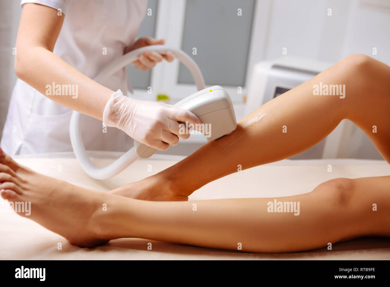 Slim empresaria asistir depilacion laser salon after job Foto de stock