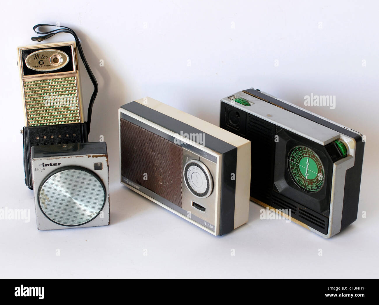 Transistores de radio coleccionables antiguos. Diferentes modelos fotografiados sobre fondo