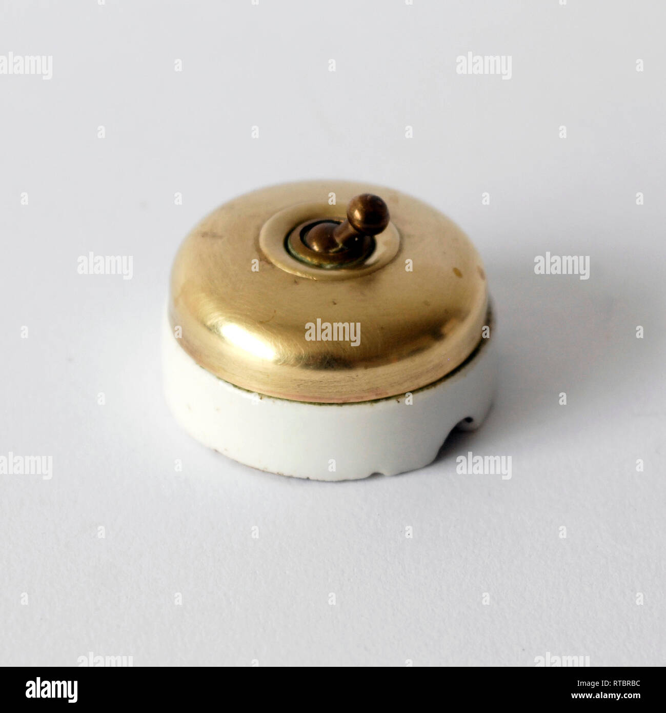 Interruptor de latón y porcelana vintage Foto de stock