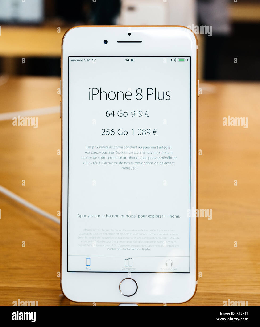 París, Francia - 22 Sep, 2017: Nuevo iPhone 8 y iPhone 8 Plus, así como la  actualización de Apple Watch, el Apple TV sale a la venta hoy en el Apple  Store