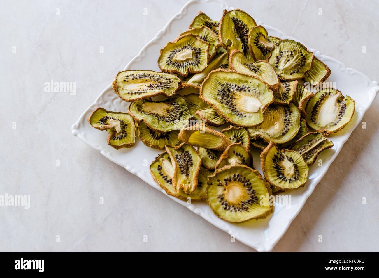 https://c8.alamy.com/compes/rtc9rg/dried-kiwi-rebanadas-con-placa-frutos-secos-organicos-los-alimentos-organicos-frescos-rtc9rg.jpg