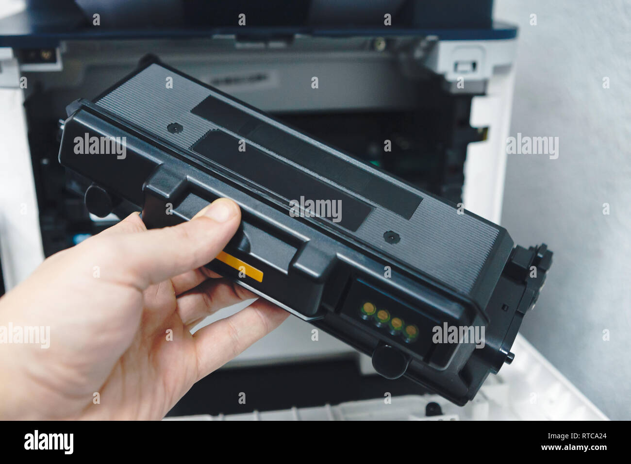 Técnico trabajador de oficina fotocopiadora de fijación con cartucho de  tóner de reemplazo. recarga de cartucho de tóner para imprimir documentos  Fotografía de stock - Alamy