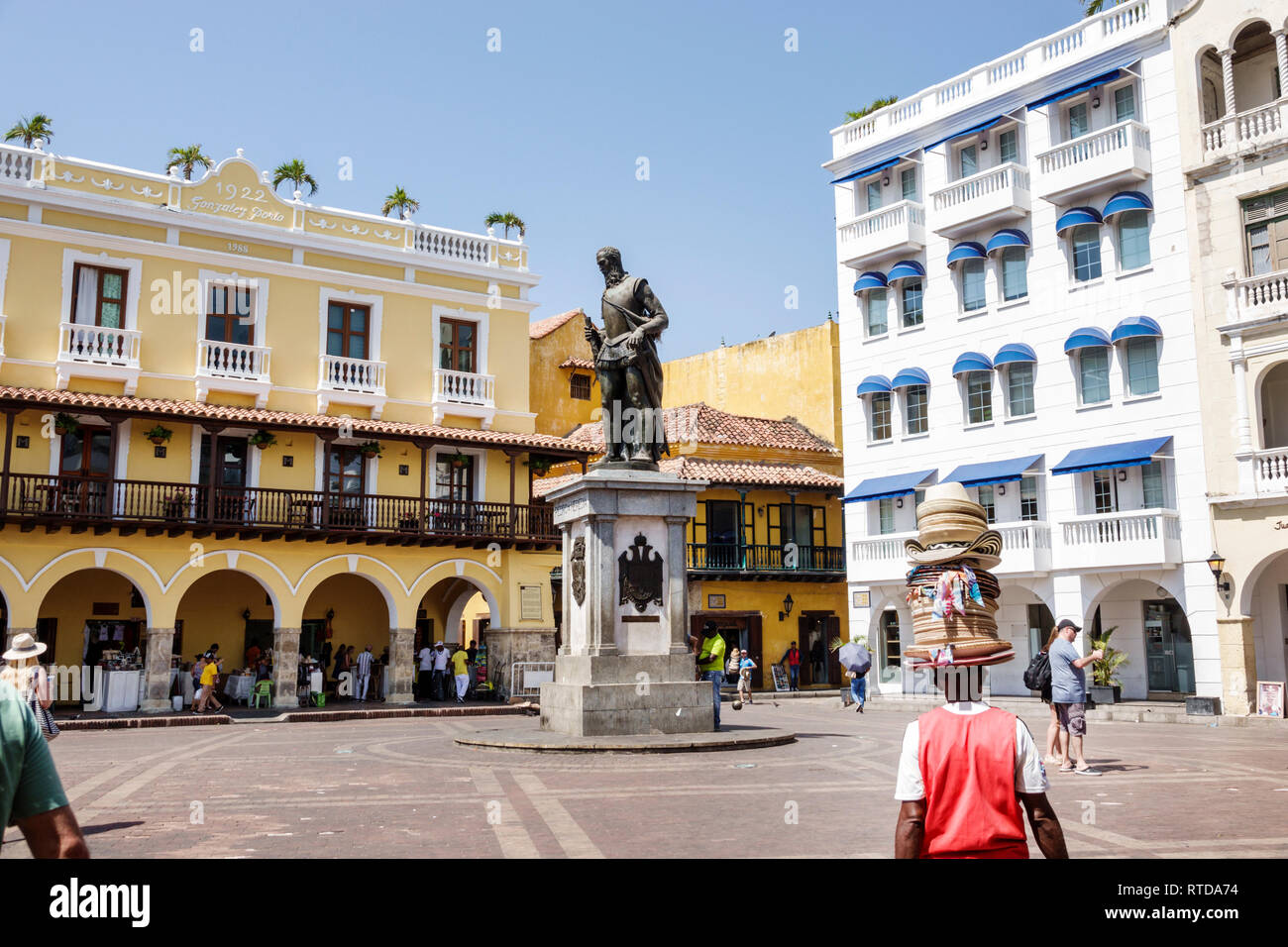 Cartagena COLOMBIA,RESIDENTES HISPANOS,PLAZA DE LOS COCHES,PLAZA PÚBLICA,ESCULTURA DE ESTATUTURA,FUNDADOR DE LA ciudad,Don Pedro de Heredia,conquistada ESPAÑOLA Foto de stock