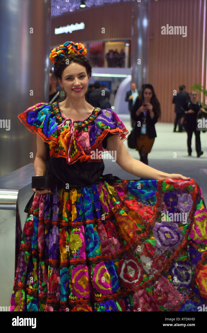 Una azafata visto vestidos con trajes regionales en la conferencia de Huawei stand durante el Mobile World Congress 2019 en Barcelona Fotografía de stock -