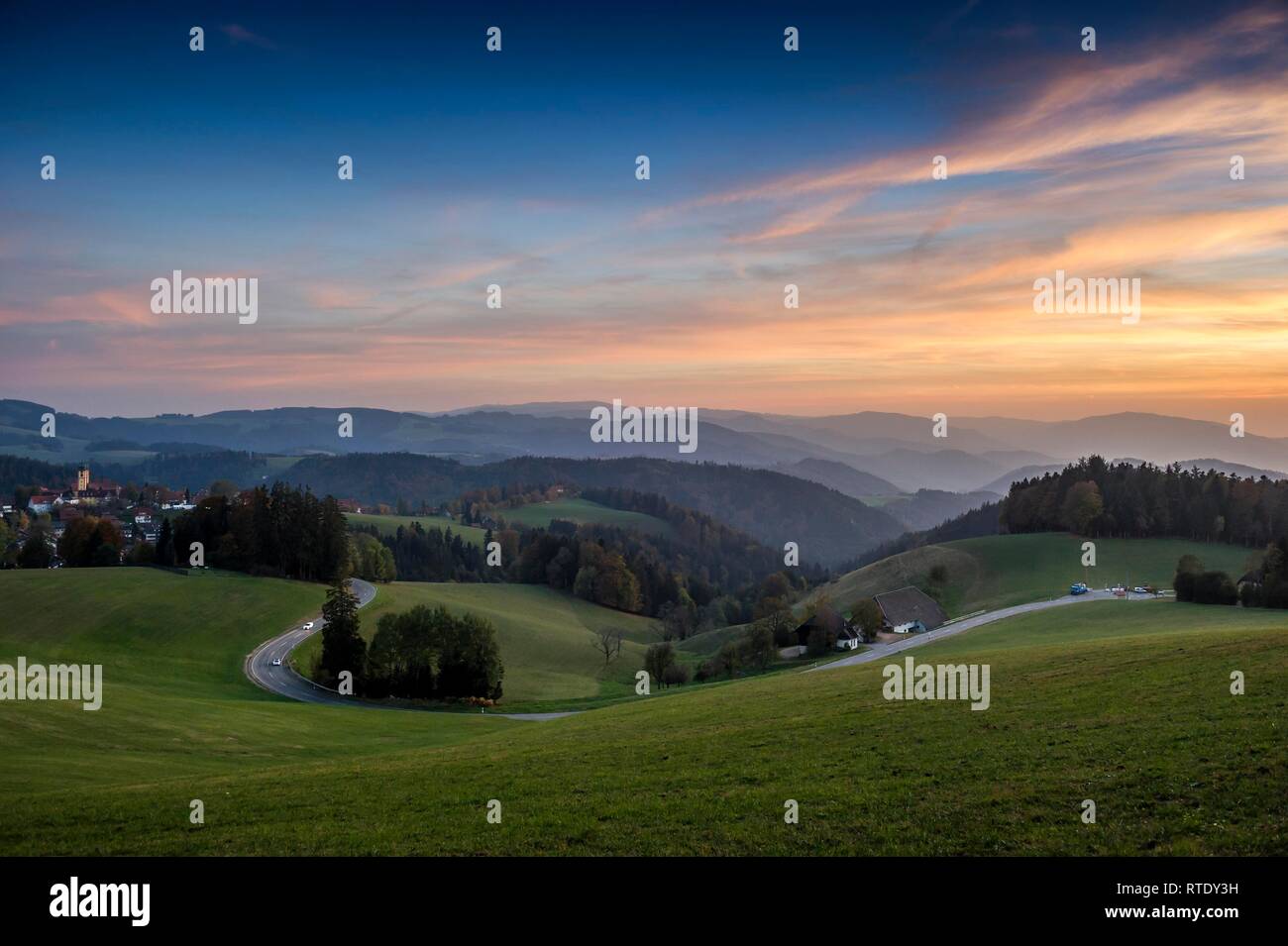 Vista del paisaje montañoso en otoño, luz del atardecer, cerca de St Märgen, Selva Negra, Baden-Württemberg, Alemania Foto de stock