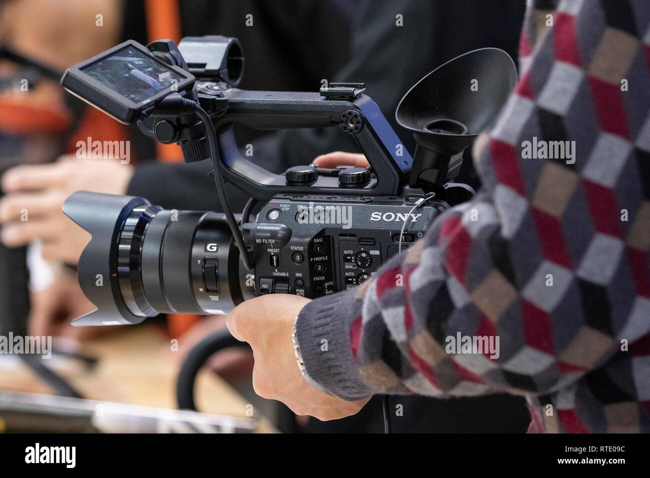Un hombre pruebas una cámara de vídeo Sony durante la CP Plus Camera &  Photo Imaging Show 2019 el 28 de febrero de 2019, en Yokohama, Japón. El  PP, además de exhibiciones
