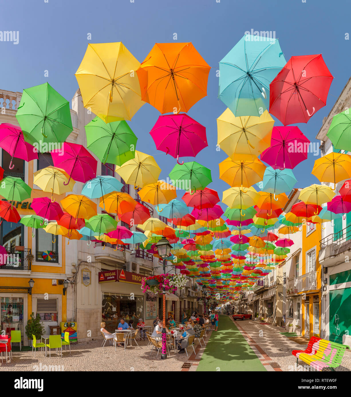 Paraguas, calle del proyecto de cielo cubierto con colores audaces  umberllas, Águeda, Portugal Fotografía de stock - Alamy