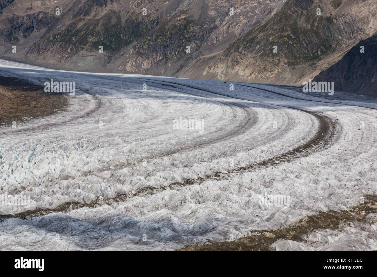 Vista superior de la detallada sobre el flujo natural de hielo del glaciar Aletsch, rocas y grietas Foto de stock