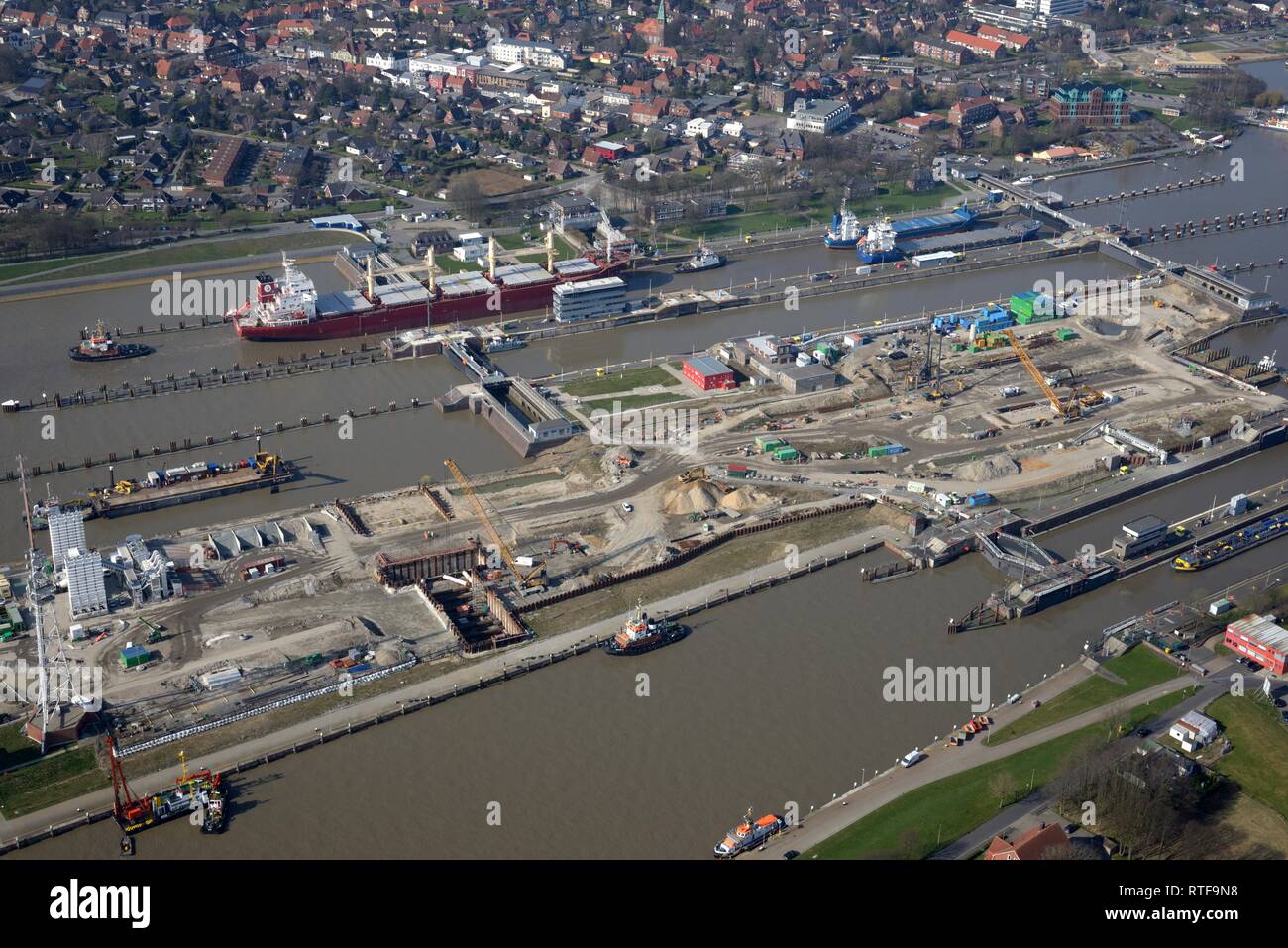 Los buques de carga en Brunsbüttel Lock, Canal de Kiel, bloqueo de Brunsbüttel, Schleswig-Holstein, Alemania Foto de stock